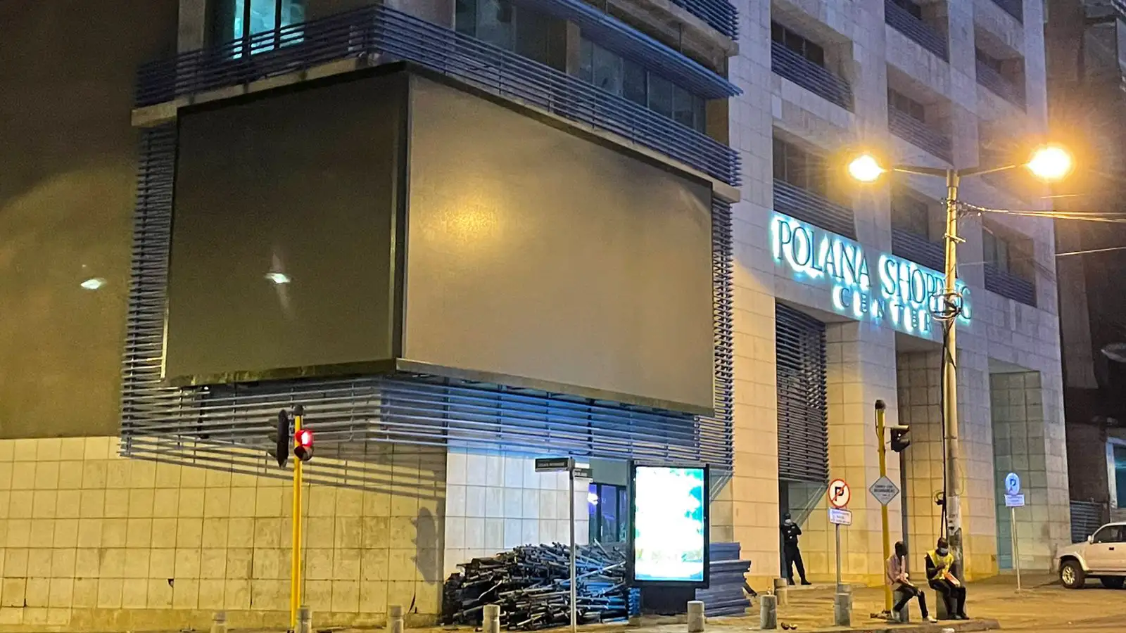 A landmark L-shaped outdoor naked eye 3D LED screen installed on a building facade at Polana Shopping Center, Mozambique, manufactured and delivered by Adhaiwell from China.