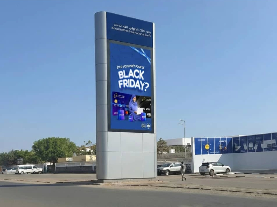 Adhaiwell outdoor vertical LED billboard display installed in the Middle East, showing Black Friday banking advertisement with high brightness and clear visibility under direct sunlight